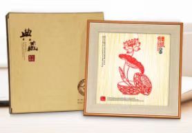 剪纸纪念相框 剪纸装饰镜框  相框16*16cm ,剪纸10*10cm，纪念品相框， 玻璃镜面，木制纹理边框，红色手工剪纸， 高校企事业单位大批量定制快速供货，大批量订制一千到五千工期20天，五千到一万工期30天，纪念品定做 可来样定做 具体定制内容联系客服